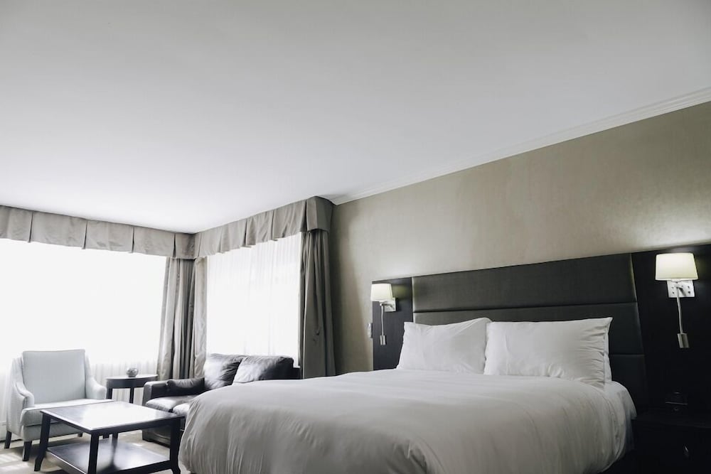 Pownal Suite with 1 queen bed and jet tub photo 1