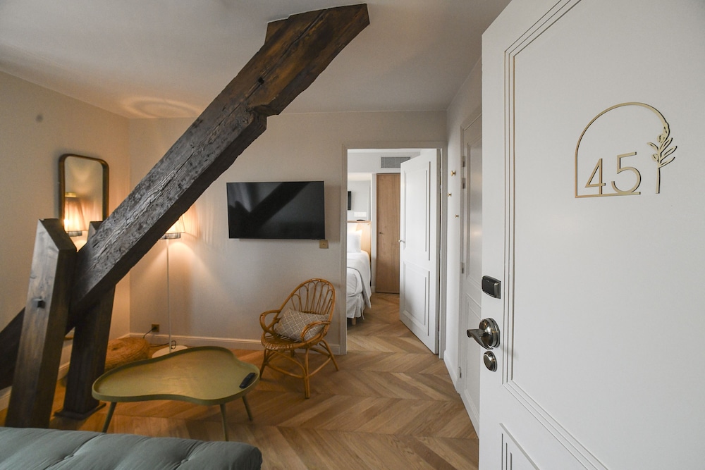 Deluxe Mini Suite