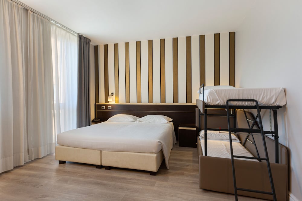 Deluxe Quadruple Room - Photo 10