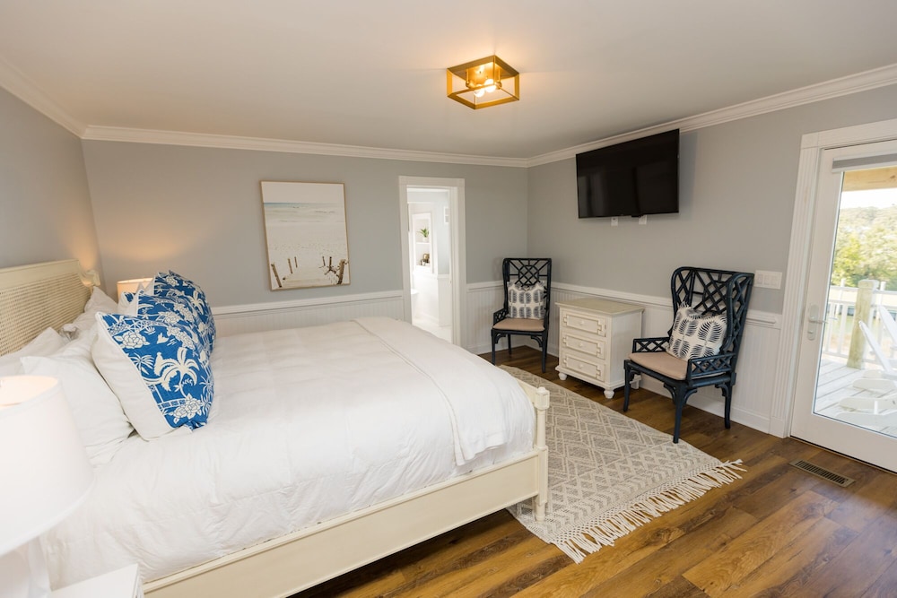 201 - One Bedroom Water View Suite photo 2