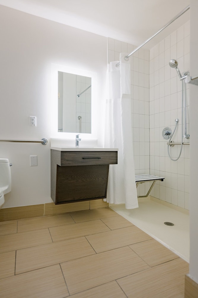 Room, 2 Queen Beds, Accessible (Shower)