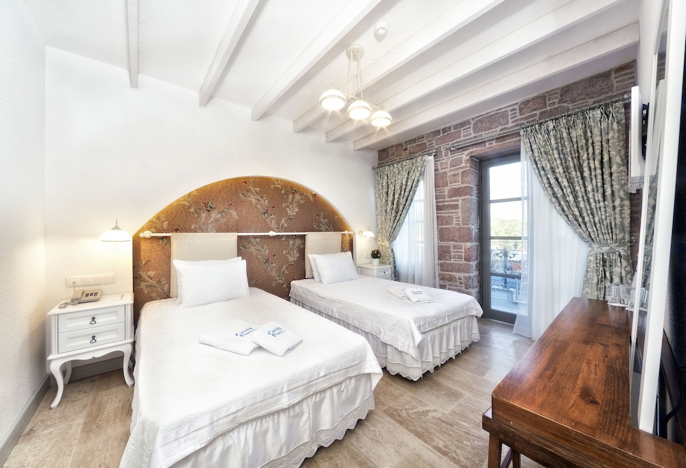 Superior Room, Partial Sea View