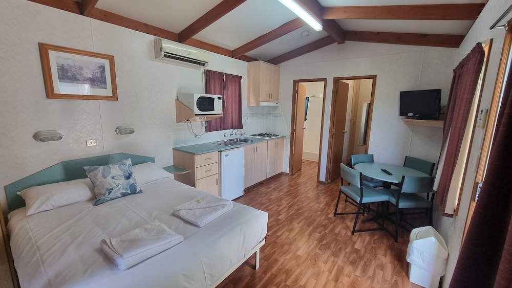 1 Bedroom Deluxe Cabin - NOT Pet Friendly photo 1
