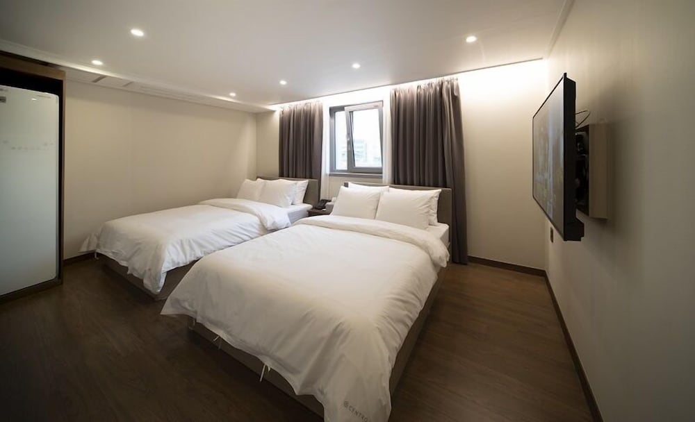 Luxury Suite - Photo 7