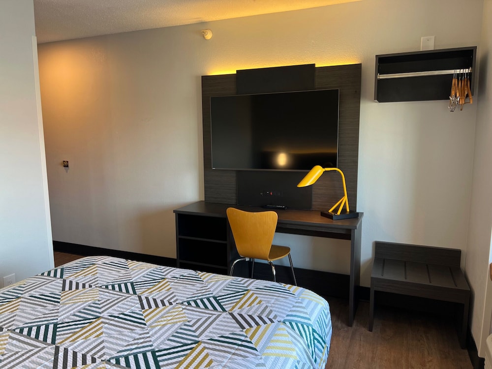 Standard Room, 1 Queen Bed, Non Smoking - Photo 2