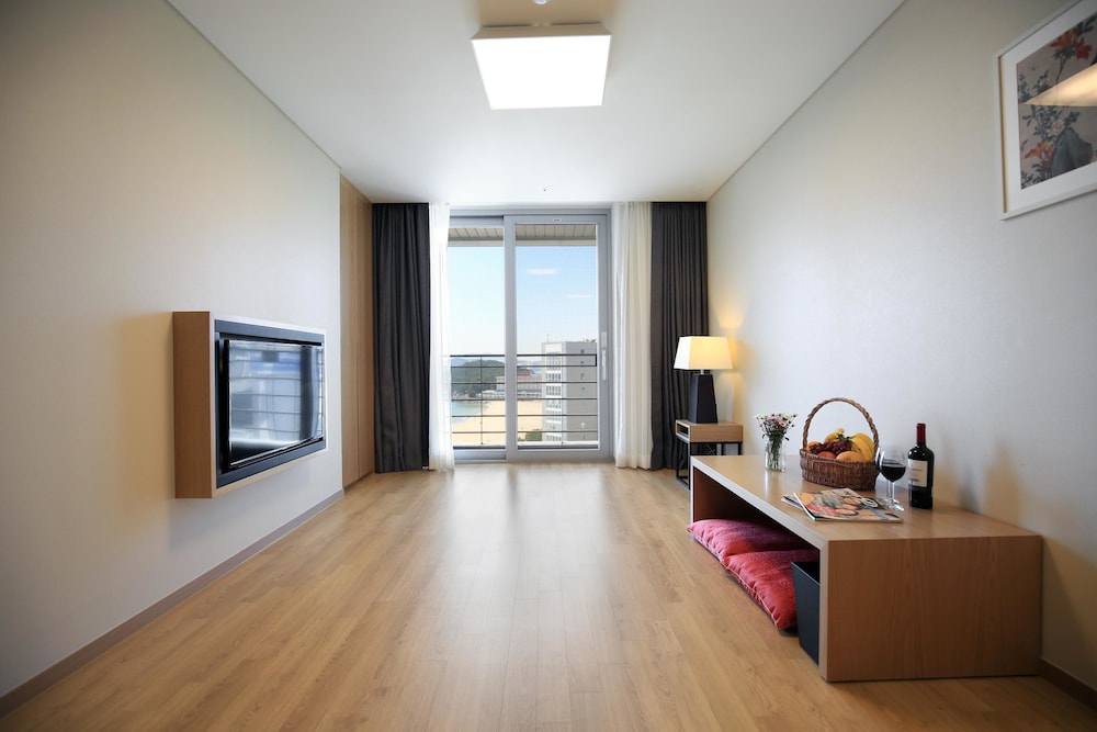 Traditional Suite, Multiple Beds, Partial Sea View