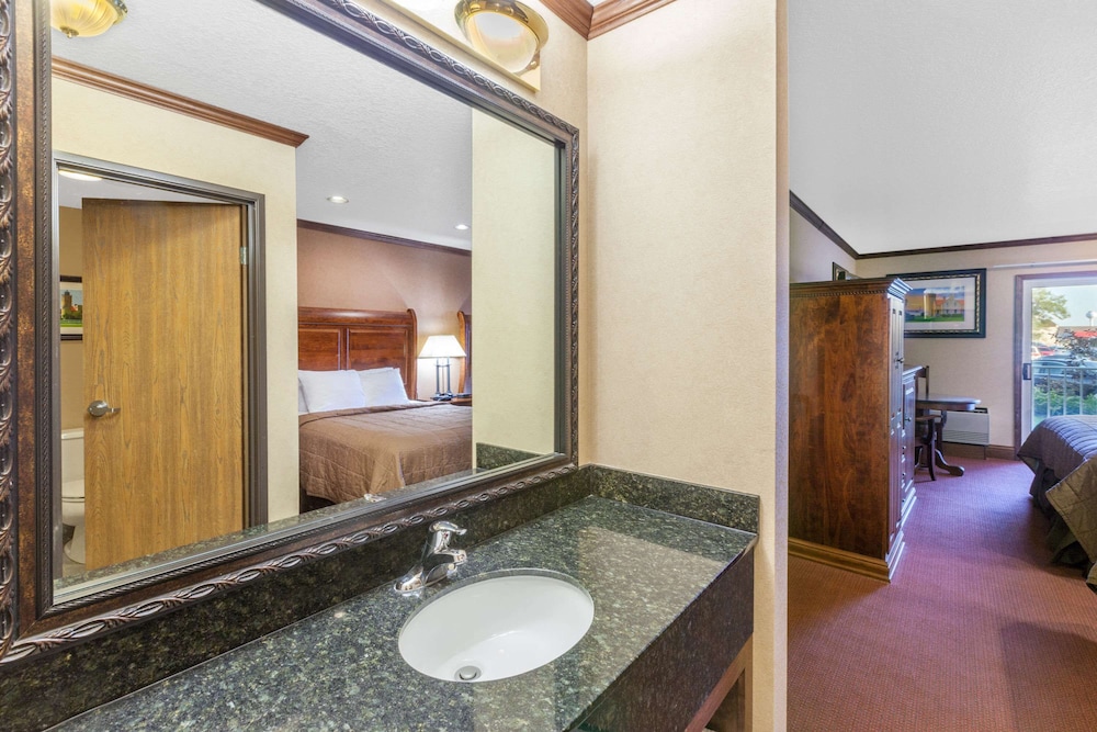 Standard Room, 1 King Bed and 1 Queen Bed, Patio - Photo 3