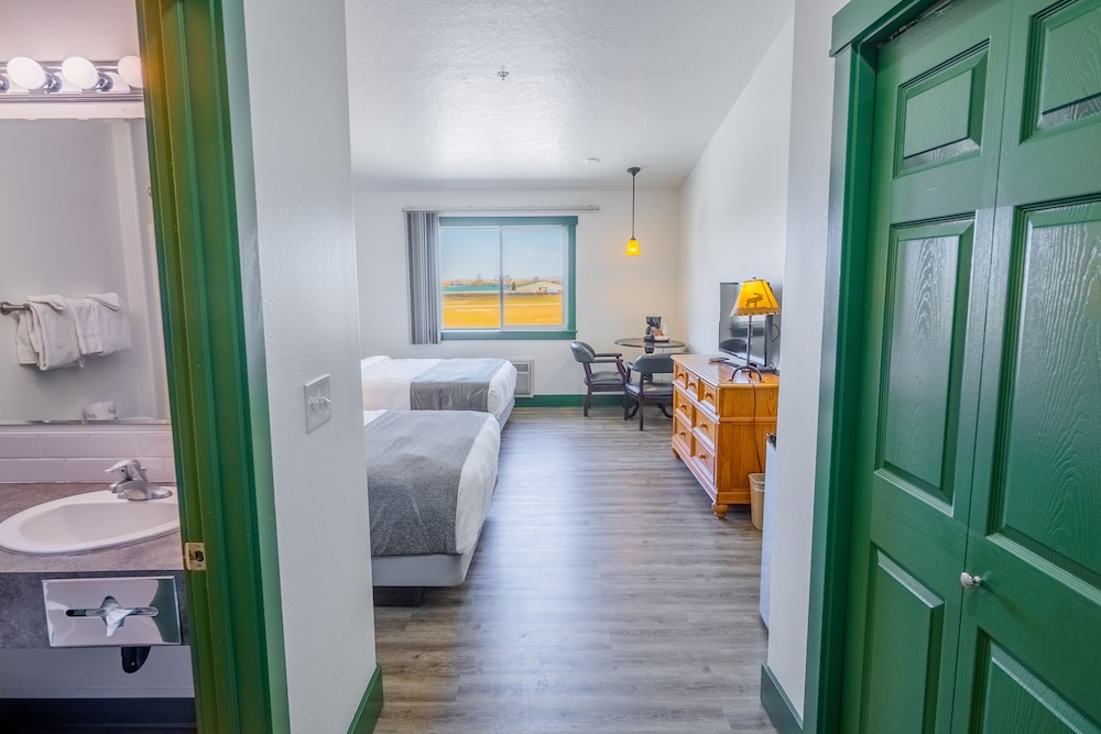 Standard Room, 2 Queen Beds photo 2