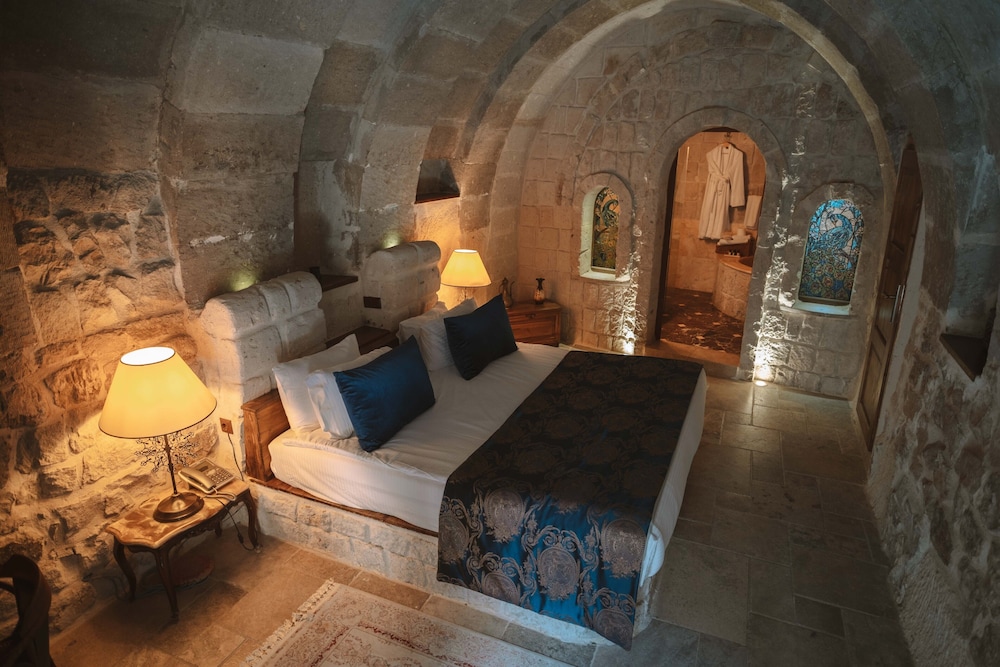 Queen Cave Suite with Stone Bathtub - Photo 28