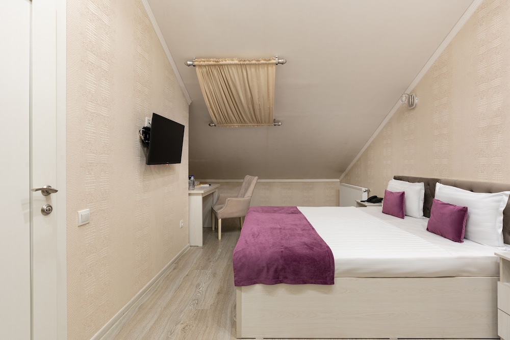 Standard Double Room - Photo 13