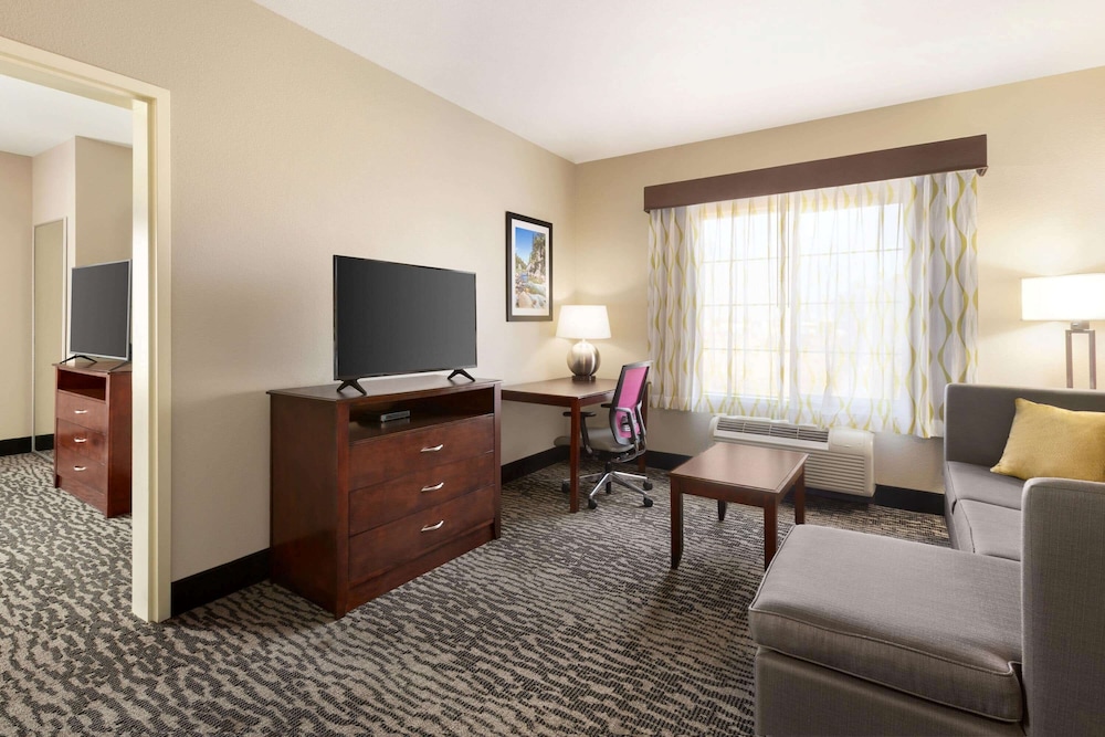 Suite, 1 King Bed, Non Smoking (Two-Room Suite) - Photo 3