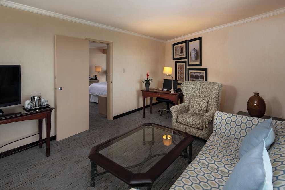 Club Suite, 1 Bedroom - Photo 6