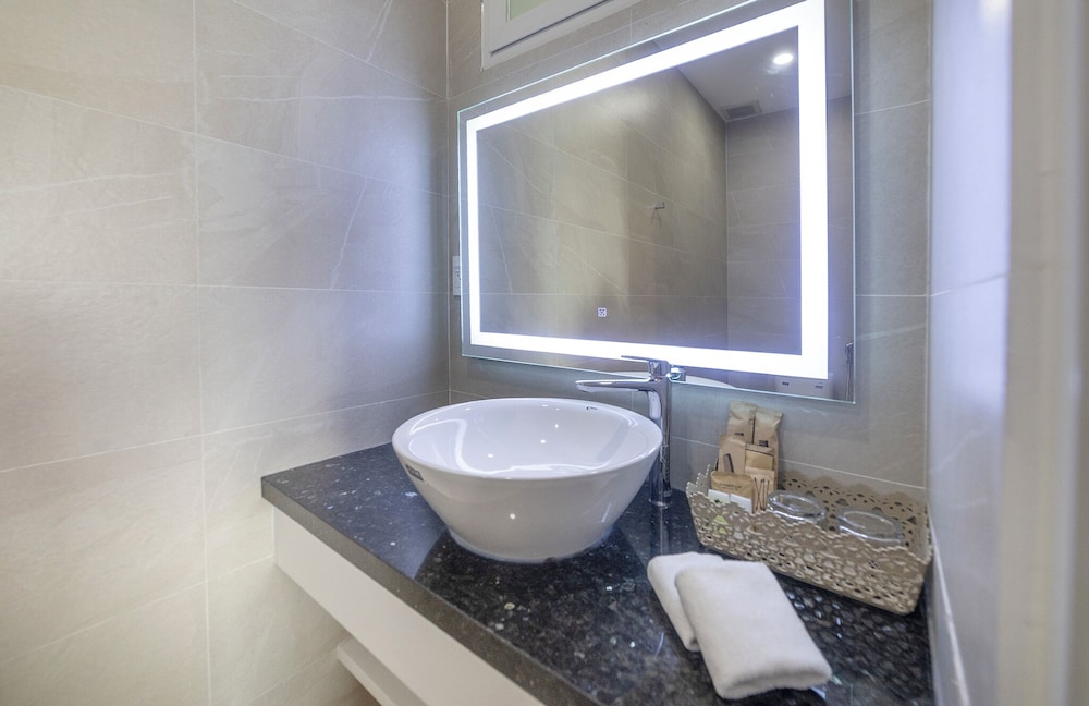 Deluxe Twin Room, Balcony - Photo 6