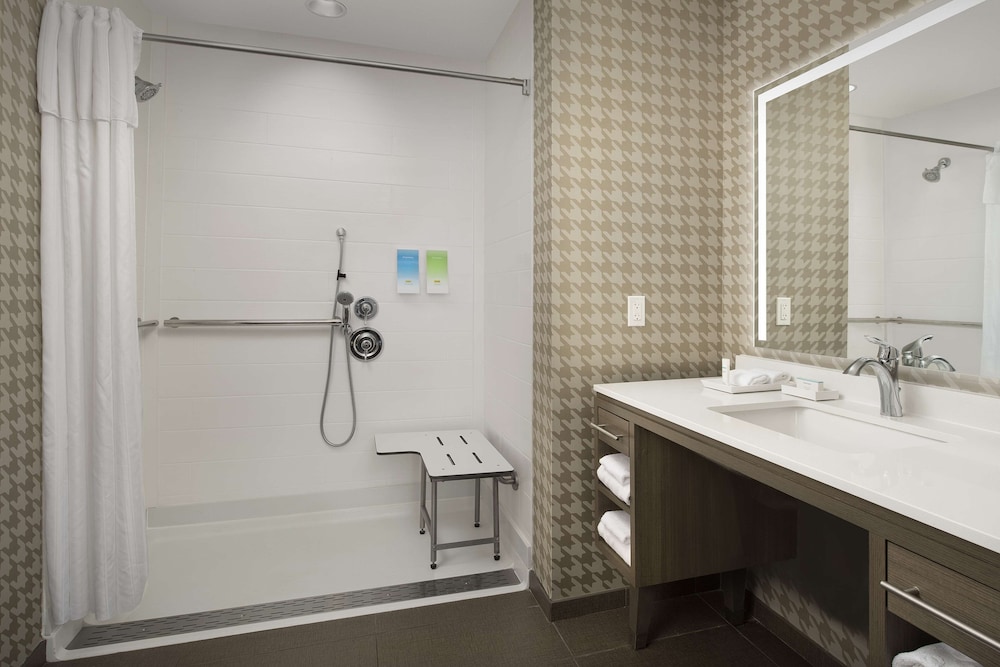 Studio, 1 King Bed, Accessible (Roll-In Shower) - Photo 9