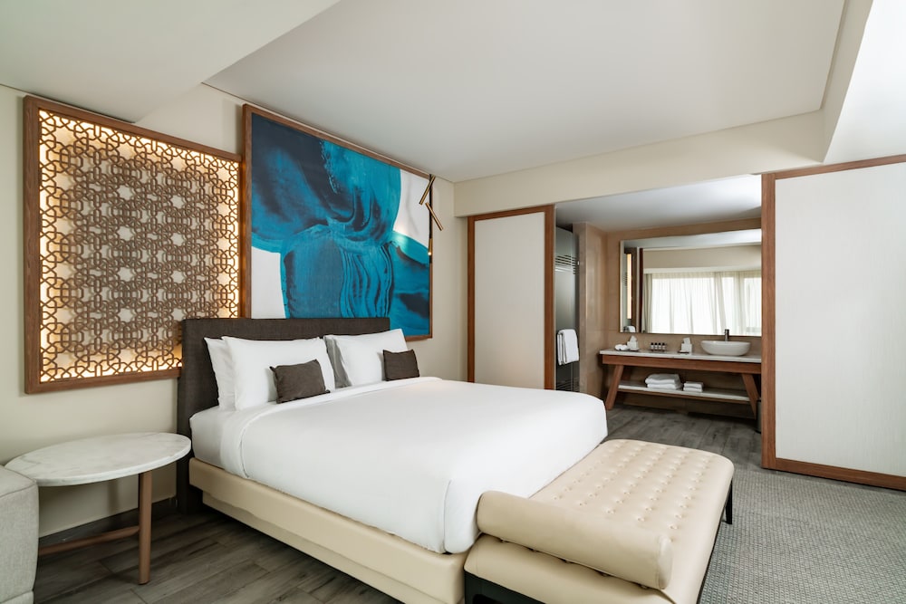 Executive Room, 1 King Bed thumbnail 6