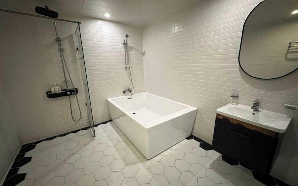 Room (Suite family bath - Starbucks coffee ) - Photo 20