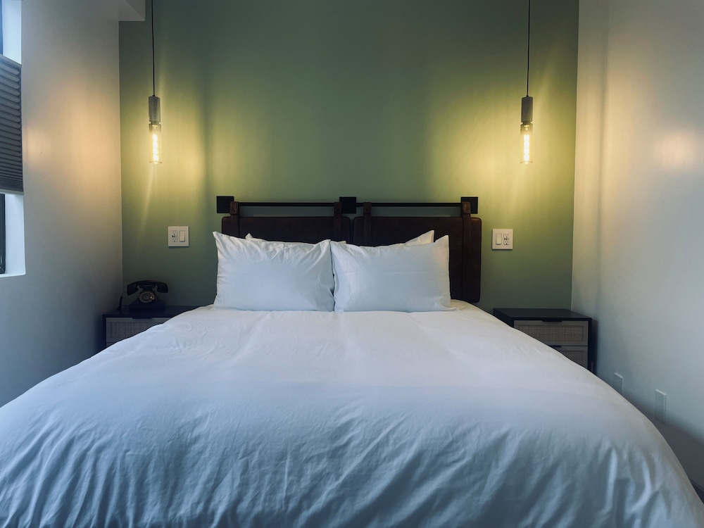 Condo, 1 Queen Bed with Sofa bed thumbnail 5