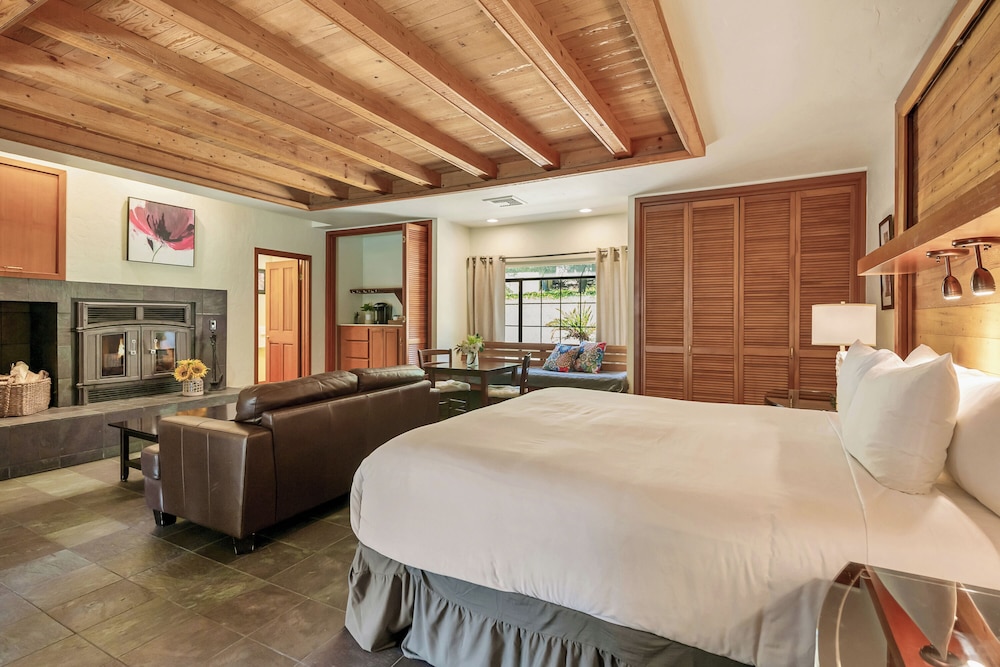 Suite, Poolside photo 3