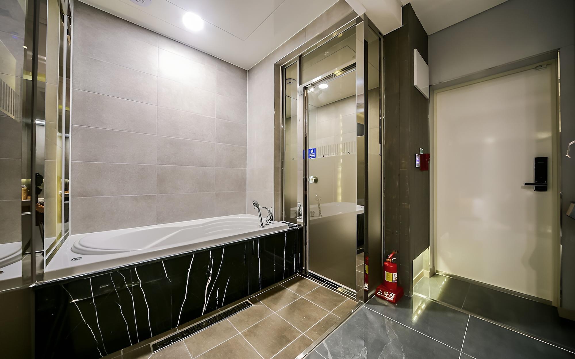 Room (Suite C (double + single with styler ) photo 1