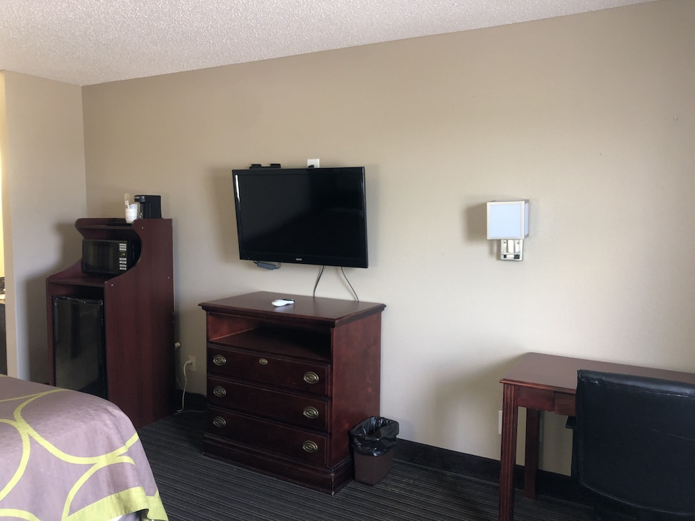 Room, 2 Double Beds, Microwave - Photo 7
