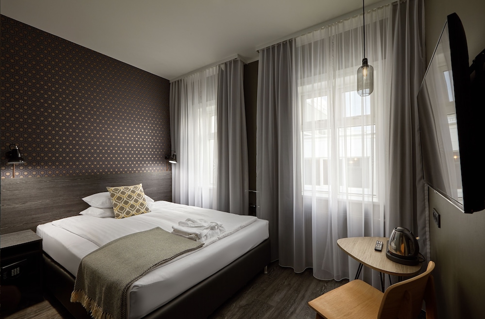 Queen Guest Room
