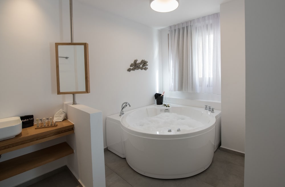 Honeymoon suite with indoor jacuzzi photo 2