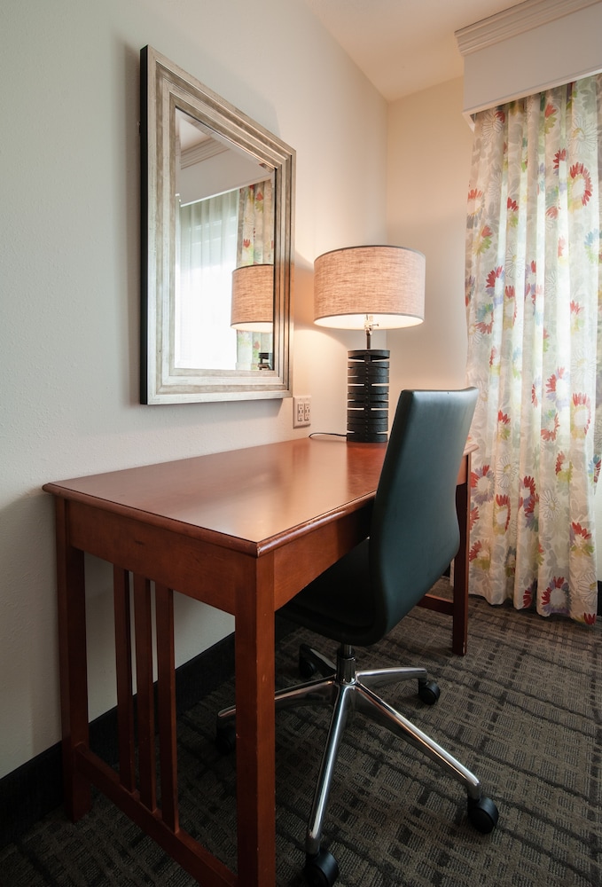 Standard Room, 1 King Bed, Non Smoking, Refrigerator - Photo 9