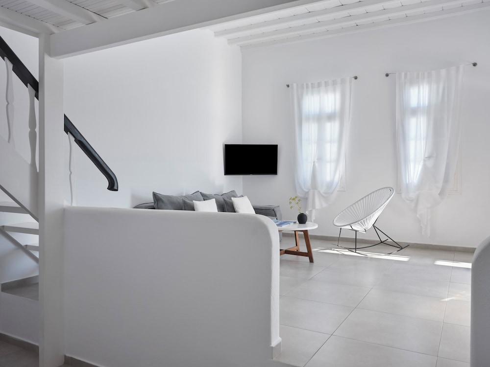 Honeymoon Suite with Heated Jetted Tub and Sea View photo 3