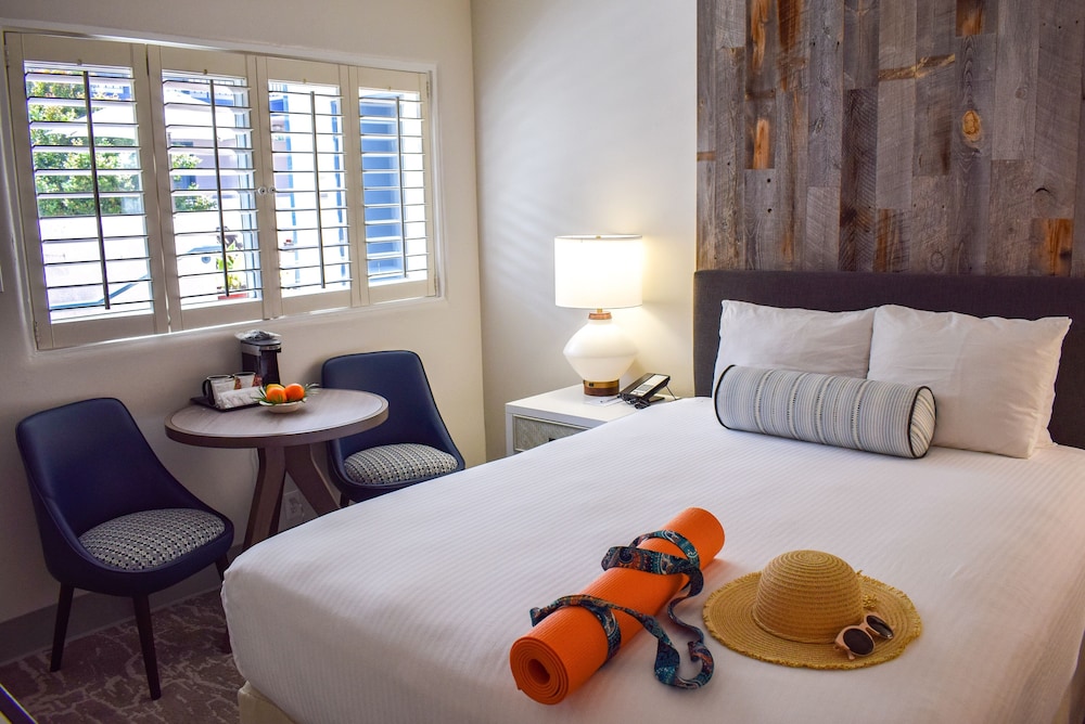 Room, 1 Queen Bed (Poolside) photo 3