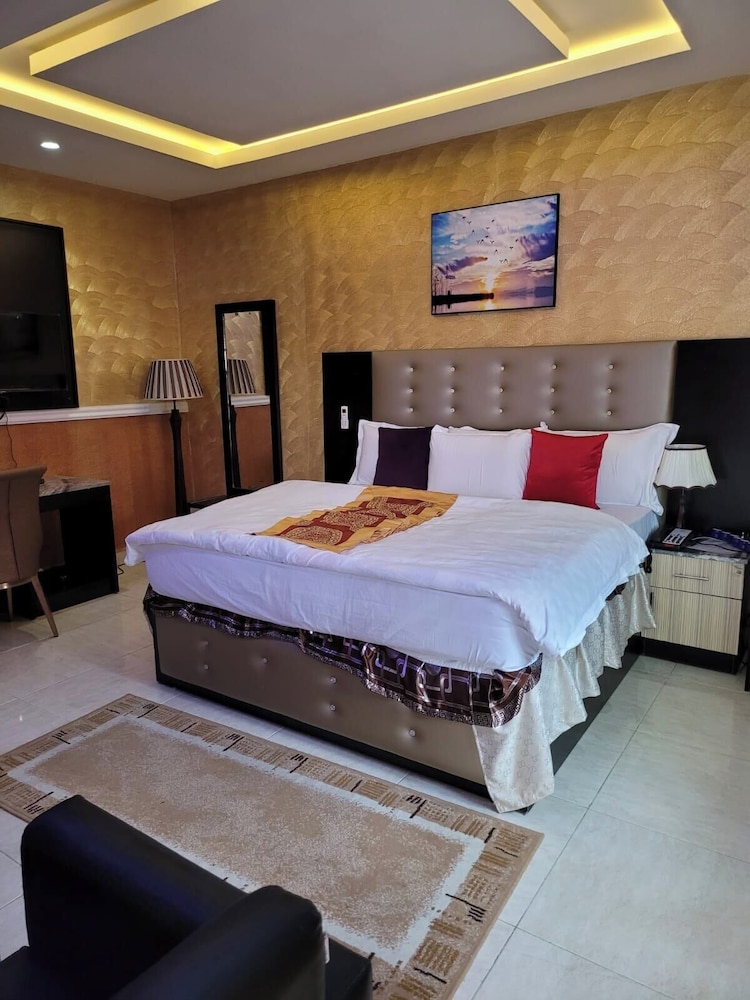 Comfort Room, Balcony, City View