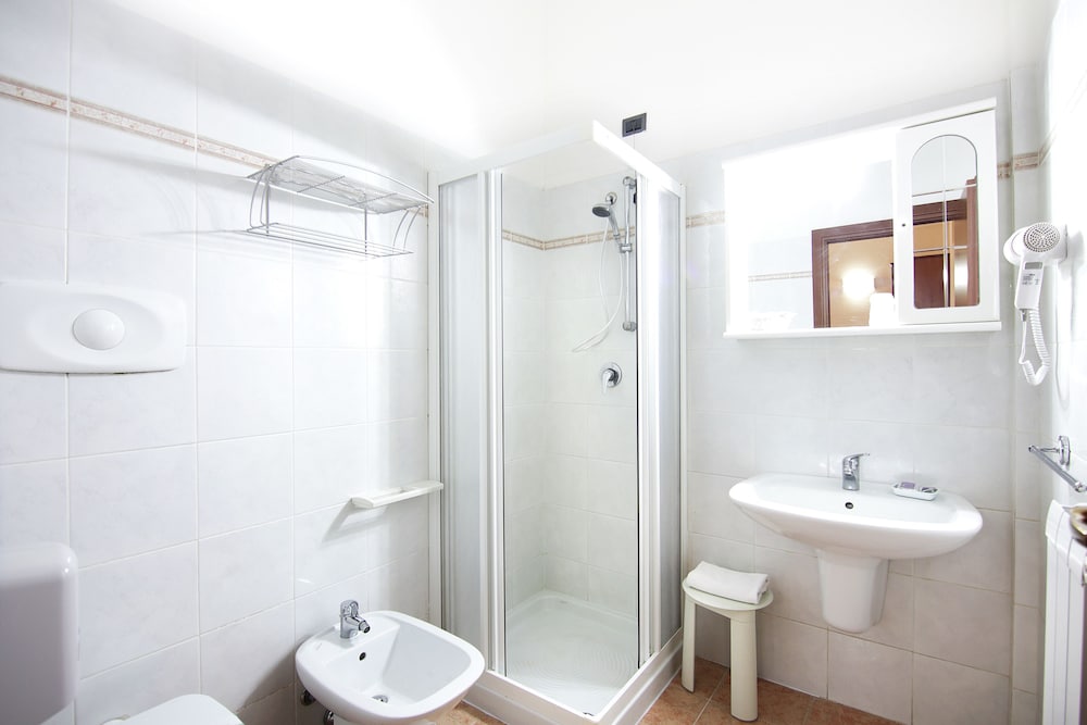 Standard Triple Room - Photo 4