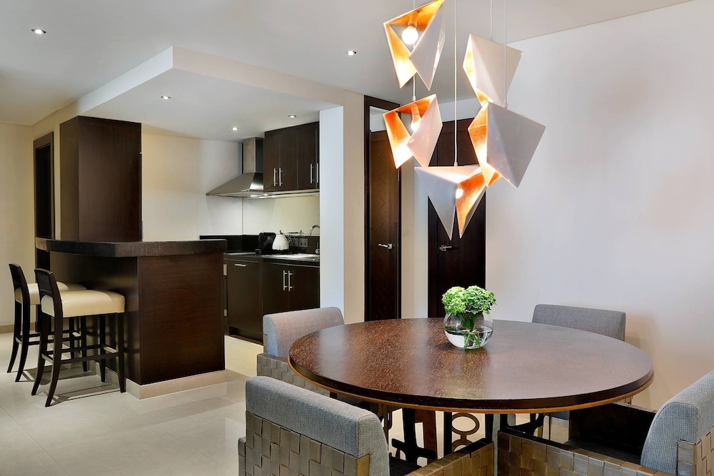 Suite, 3 Bedrooms, City View - Photo 5