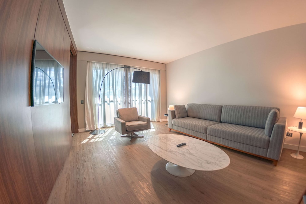 Suite, 1 King Bed - Photo 12