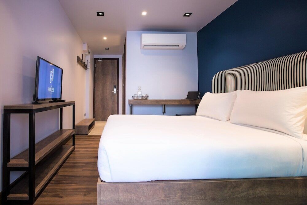 Superior Twin Room, Balcony, City View thumbnail 5