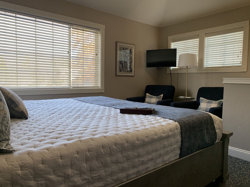 Carriage House North, 1 King Bed photo 2