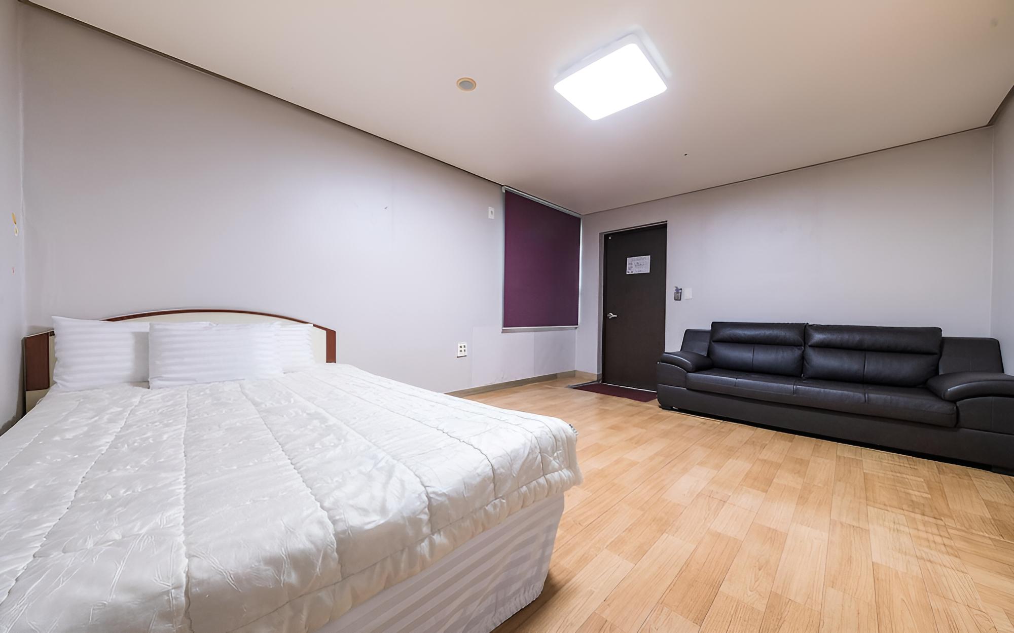 Room (Family Room (Separate Bathroom 2 Quee) - Photo 14