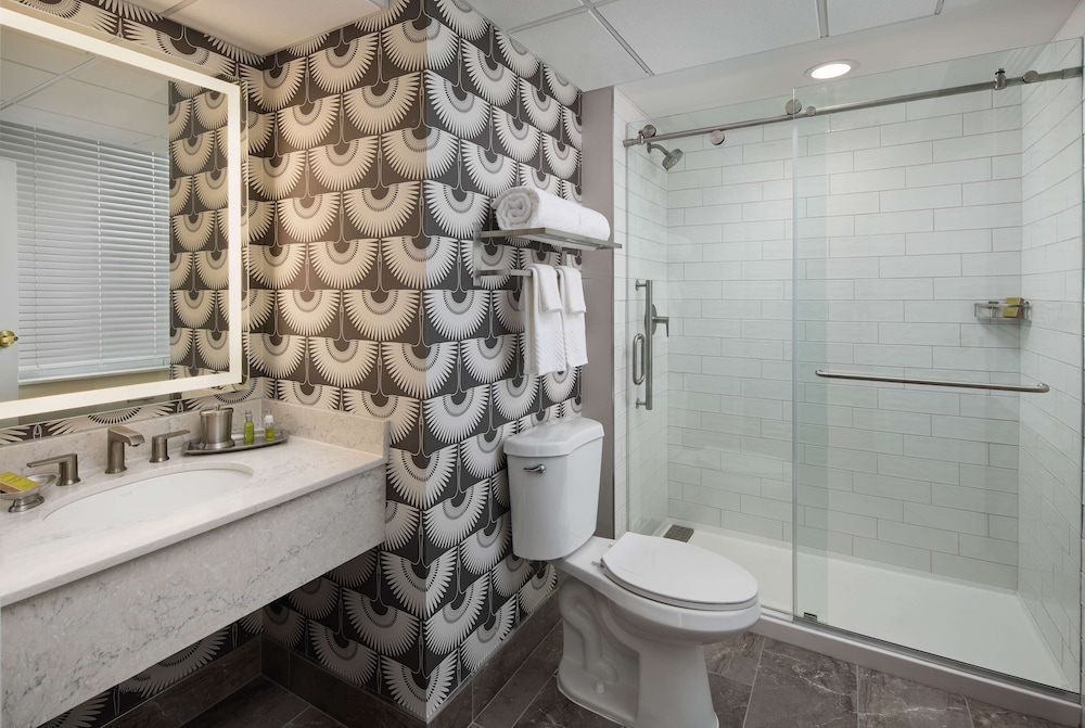 Suite, 1 Bedroom - Photo 3