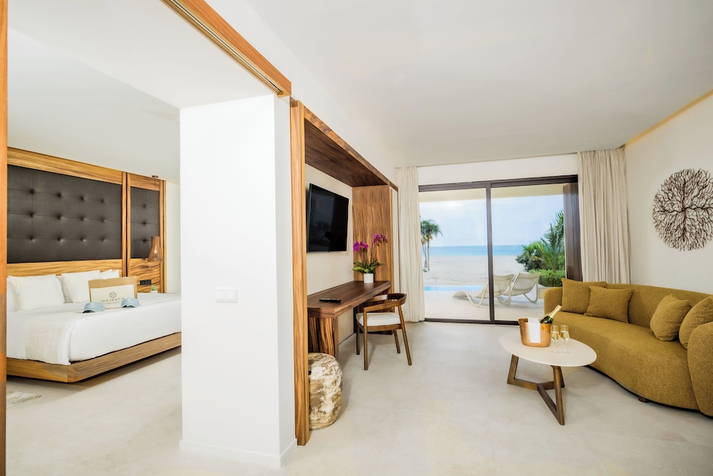 Mirage Club Swim Up Suite Oceanfront (Outdoor Jacuzzi)