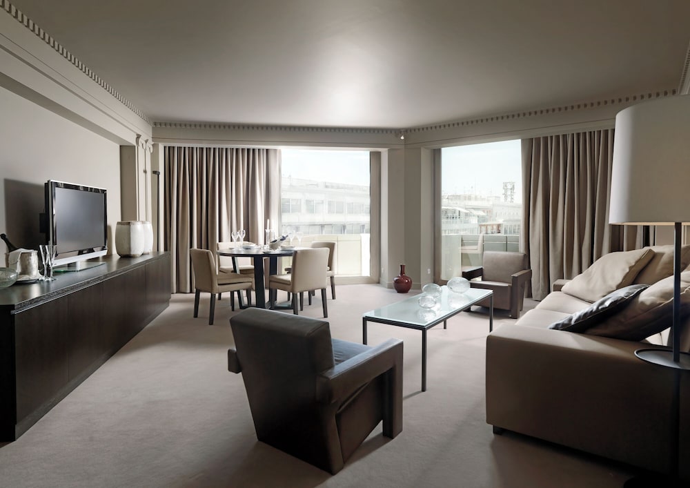 Deluxe City View Suite