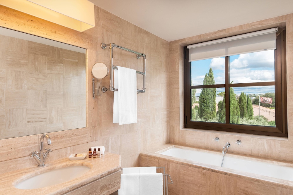 Deluxe Room, 1 King Bed, Garden View thumbnail 5