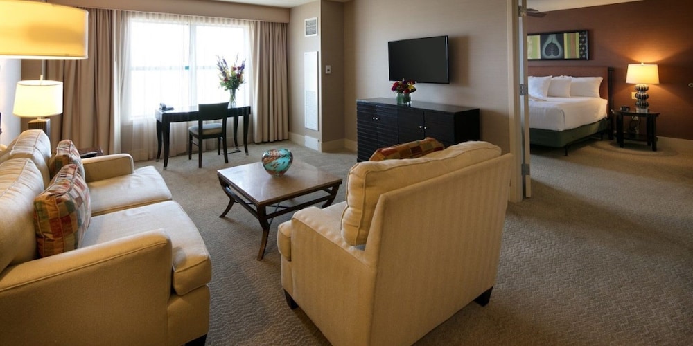 North Executive Suite, 1 King, Non-Smoking - Photo 2