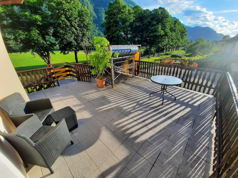 Comfort Apartment, 1 King Bed with Sofa bed, Sauna, Hill View photo 2