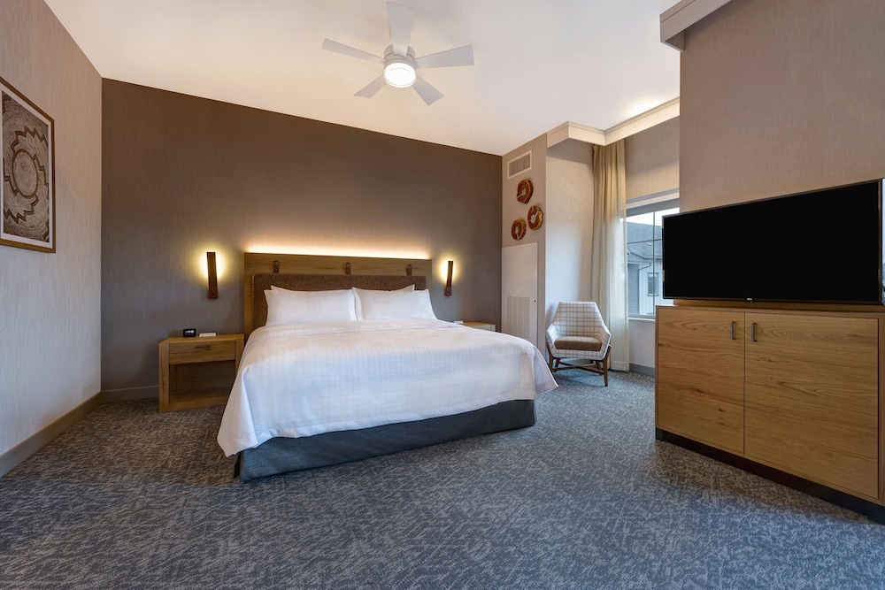 Studio, 1 King Bed, Accessible (Mobility & Hearing, Roll-in Shower) - Photo 2