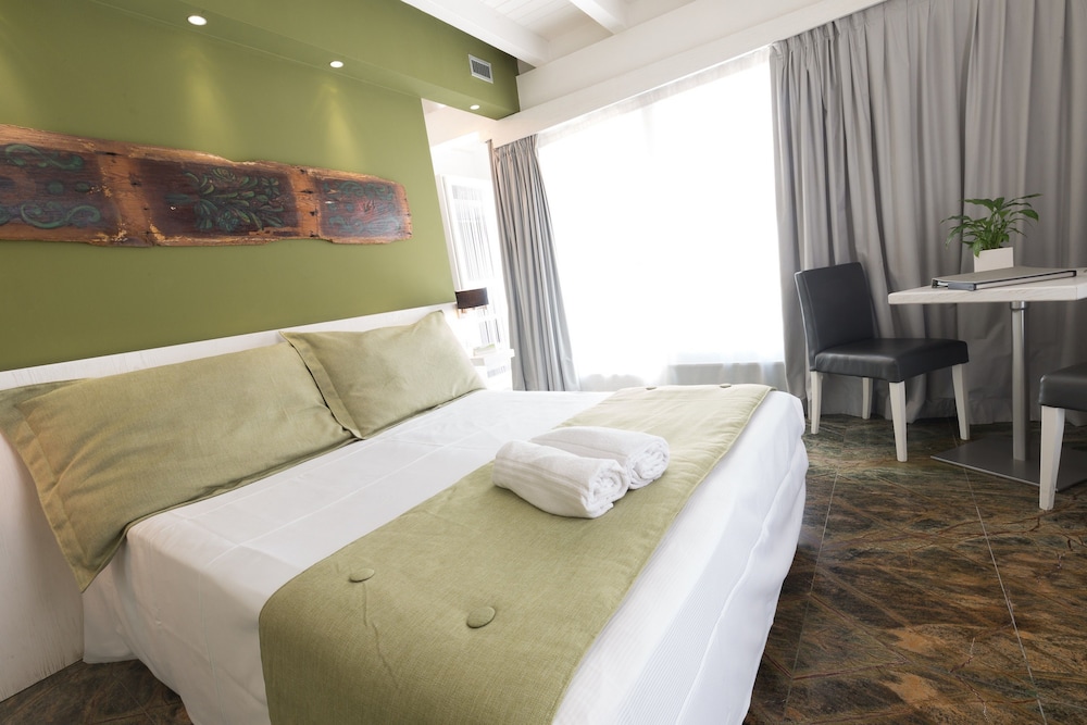 Deluxe Room - Photo 6