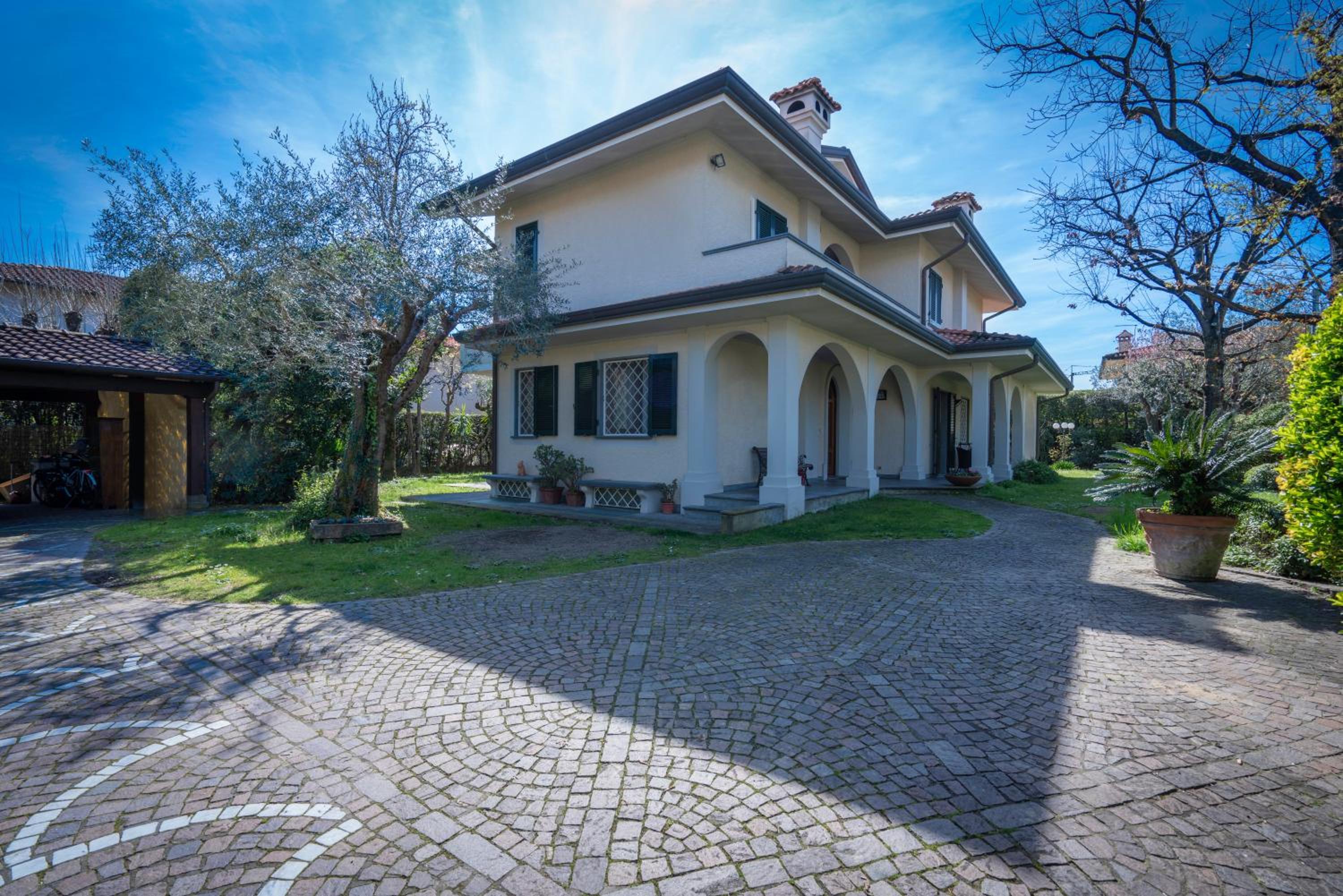 Villa photo 2