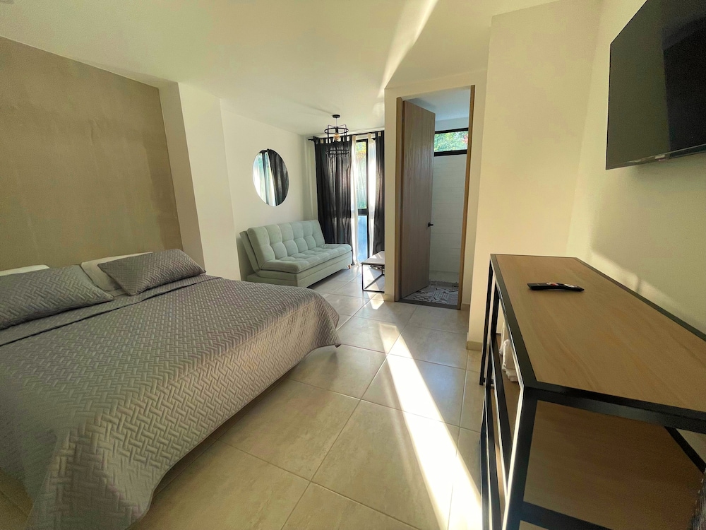 Classic Double Room, Ensuite, City View photo 3