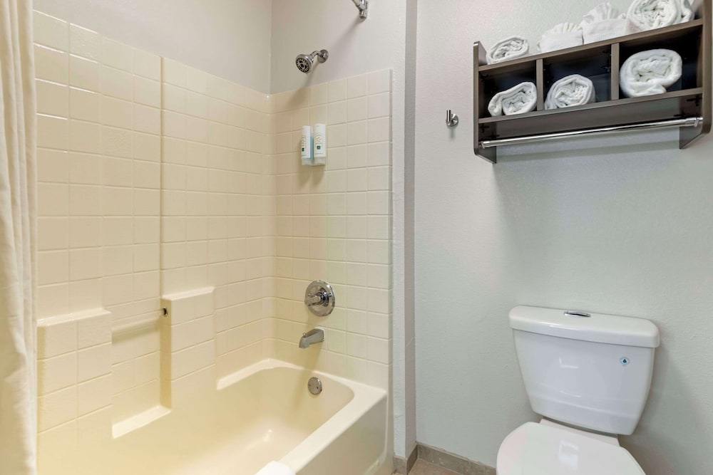 Standard Room, Multiple Beds, Non Smoking (1 King, 2 Queens) - Photo 4