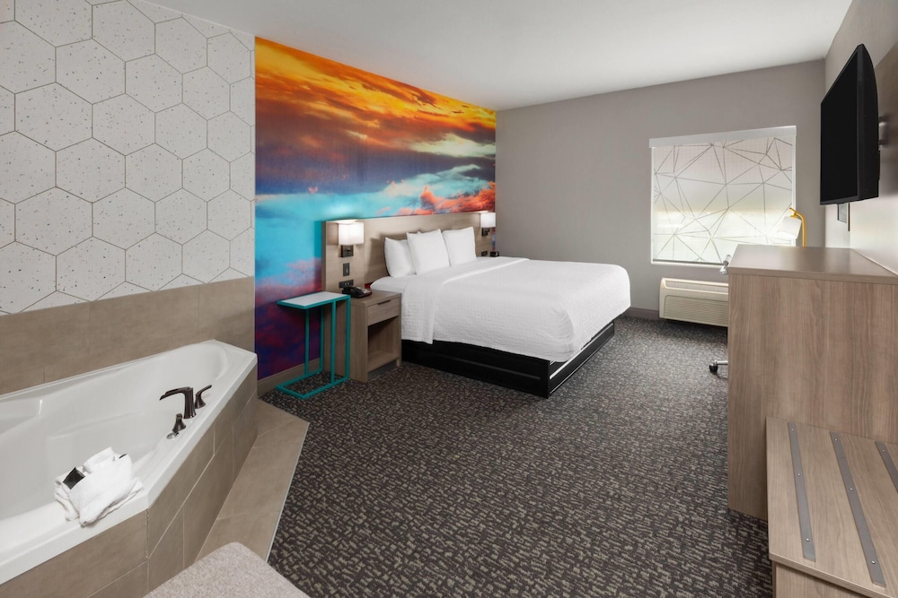 Deluxe Studio Suite, 1 King Bed, Non Smoking, Hot Tub - Photo 1