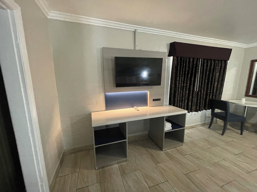 Superior Room, 1 King Bed, Non Smoking photo 2