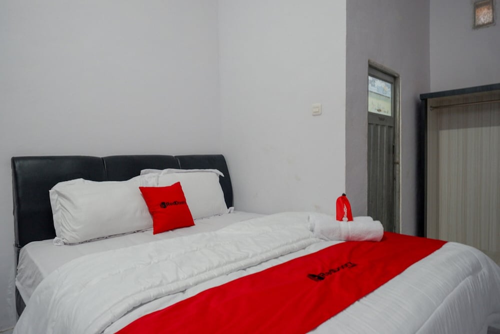 Double Room (RedDoorz)